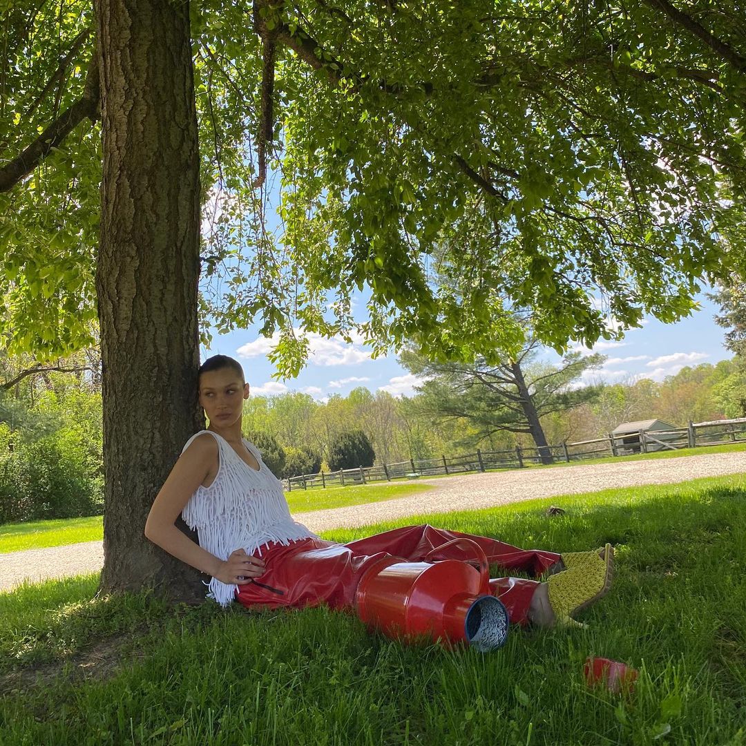 Терміново повторити: Белла Хадід блиснула спокусливим тілом в трендовому весняному образі